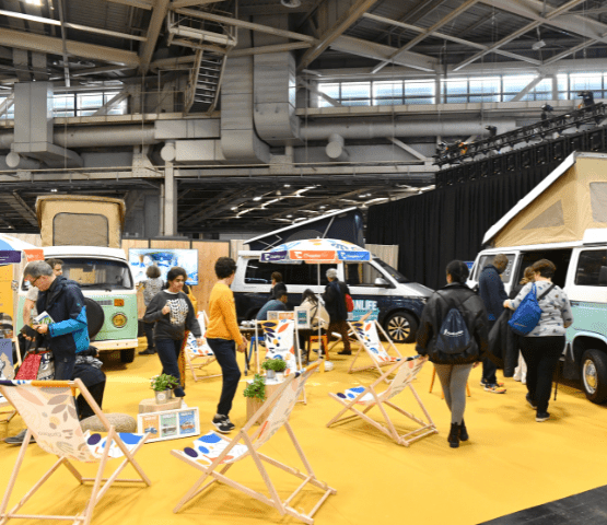 Un stand de van pour le salon Destinations Nature