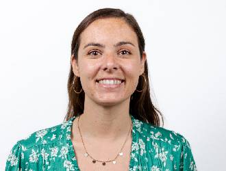 Une jeune femme brune avec une robe verte.