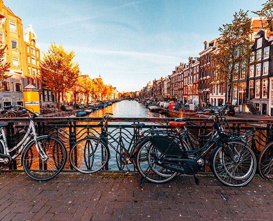 Des bicyclettes garées sur le pont d'amsterdam