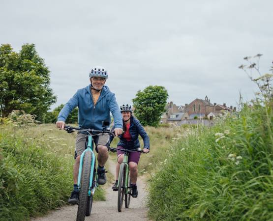 2 personnes qui font du vélo