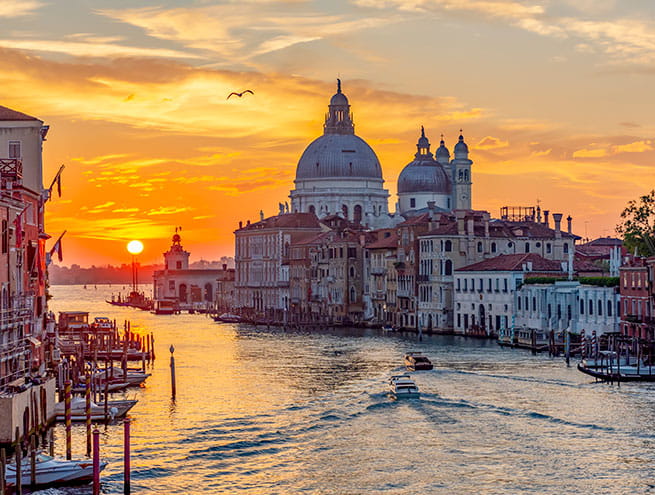 Les gondoles naviguent dans le fleuve de Venise