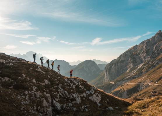 des personnes posées sur la montagne