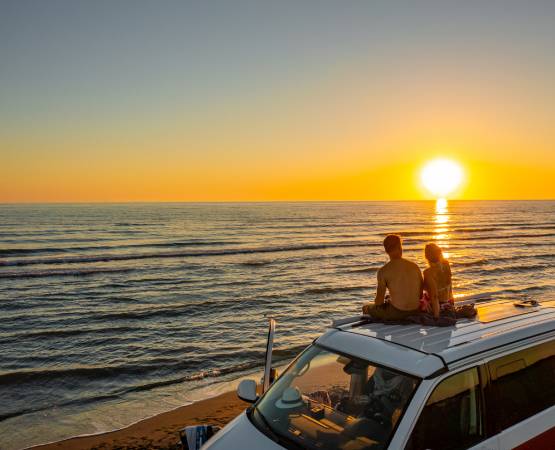 un couple sur un van