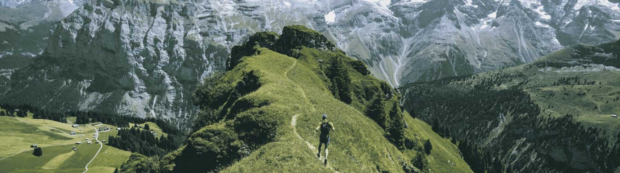 Un runner fait du trek en montagne