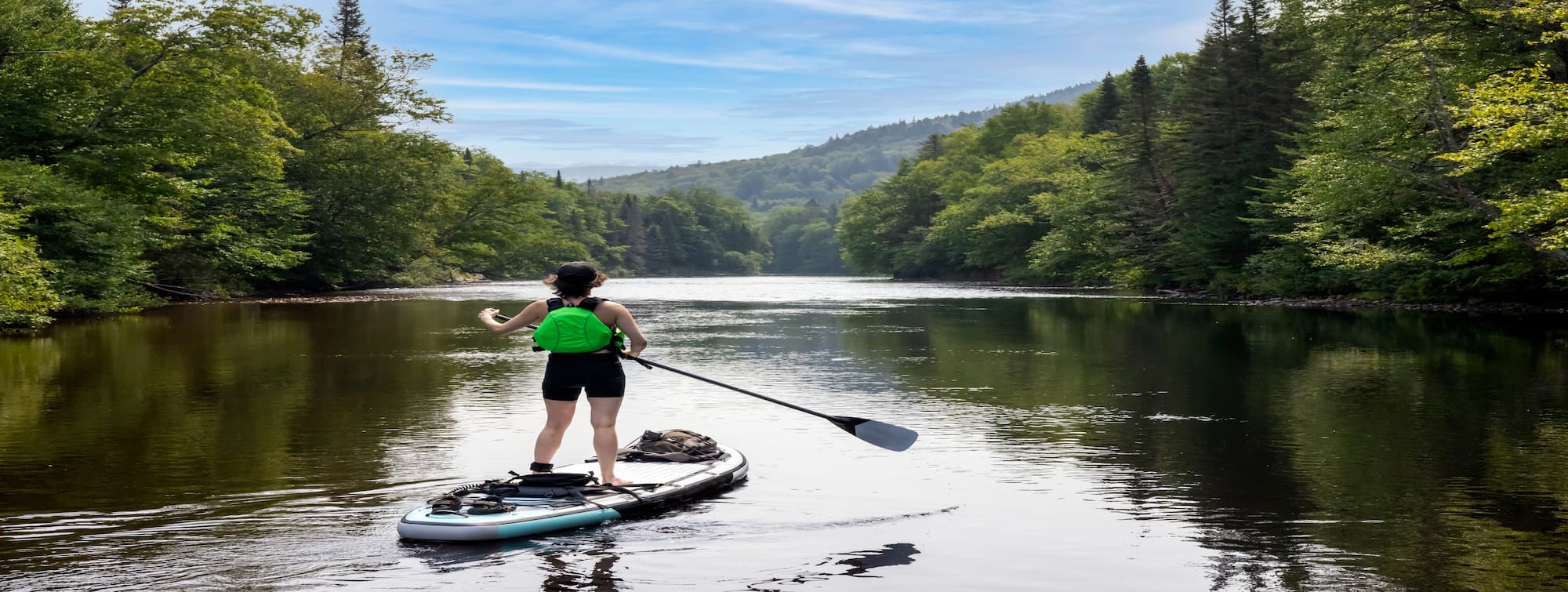 une femme sur un paddle sur un lac