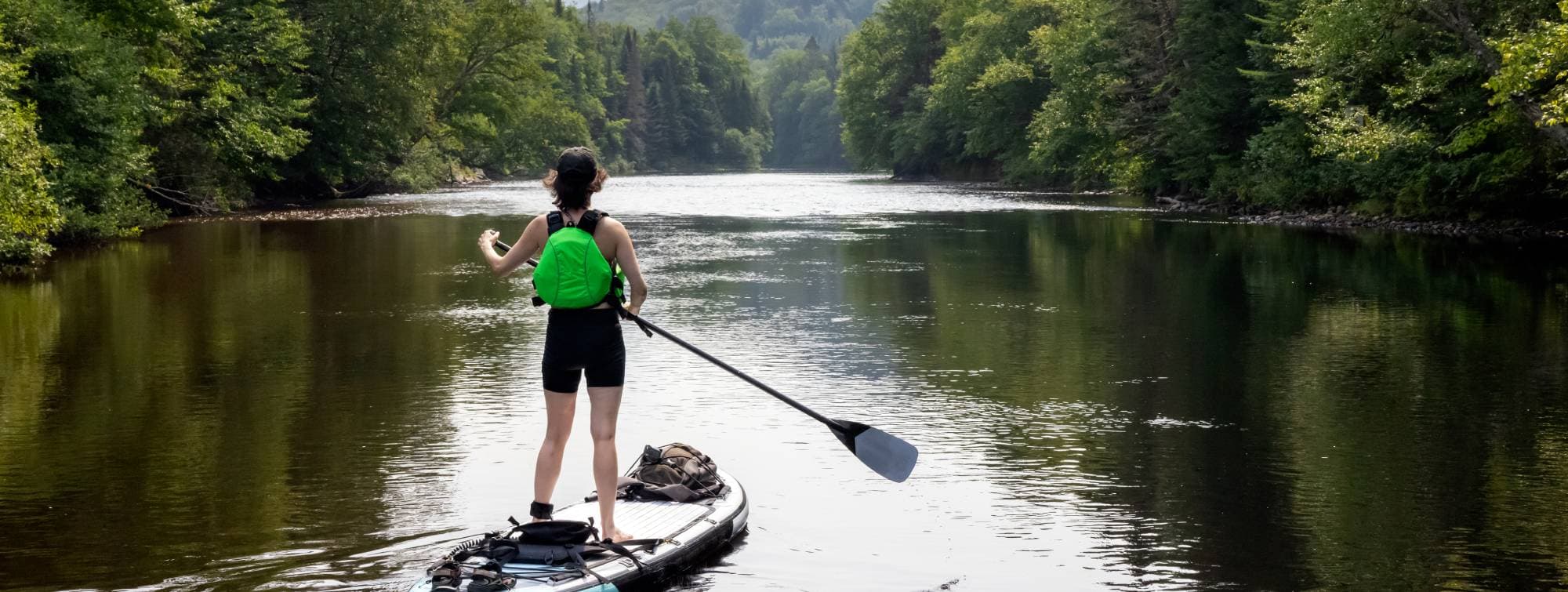 une femme sur un paddle sur un lac