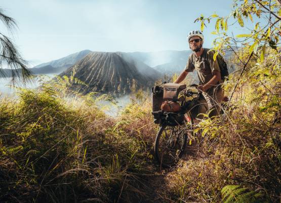 un homme qui fait du vélo à la montagne