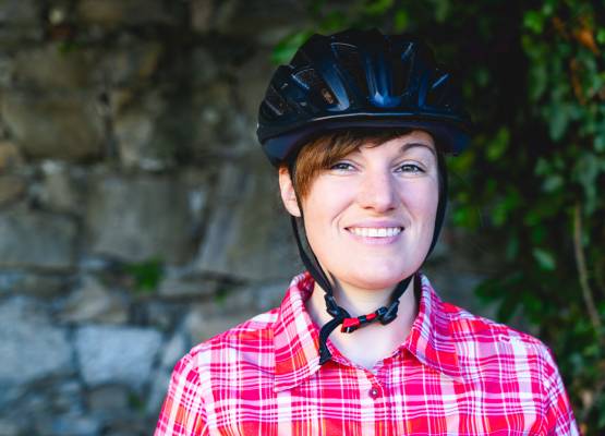 une jeune femme avec un casque de vélo