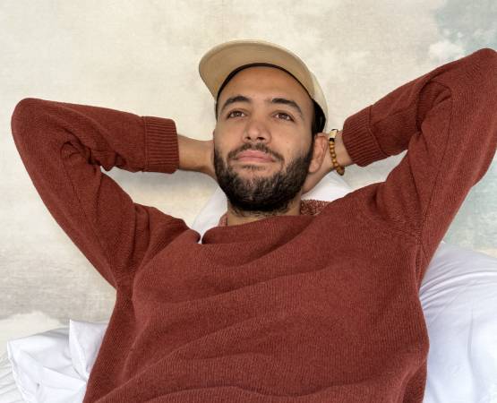 un jeune homme avec une casquette