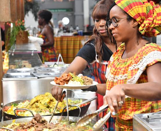 des femmes qui cuisinent créoles