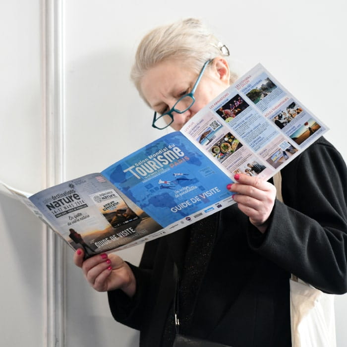 une femme qui lit une brochure