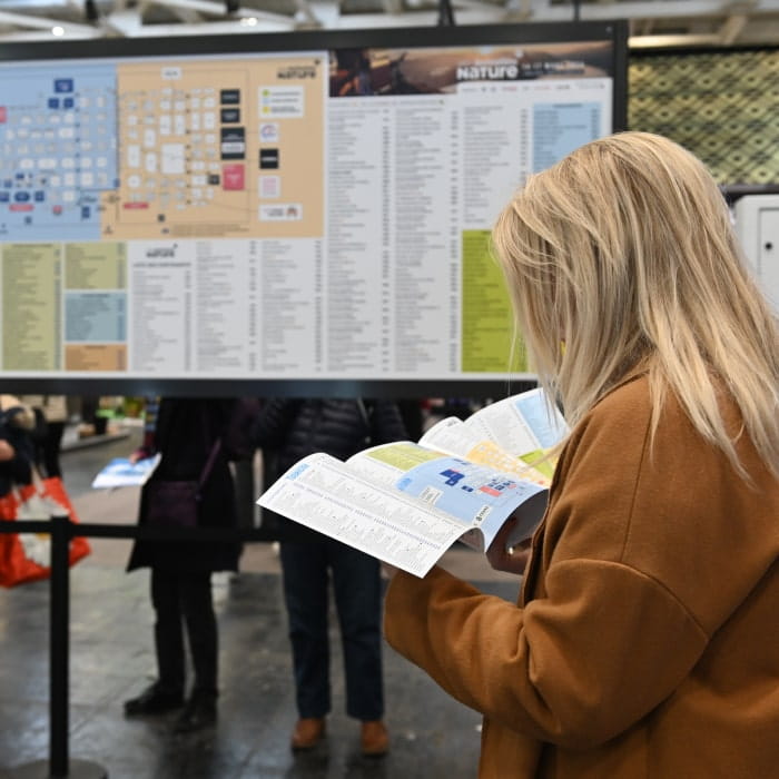 une femme qui regarde un plan