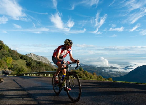 Le col de la Cordillère Cantabrique une étape dde la compétition cycliste majeure d'Espagne