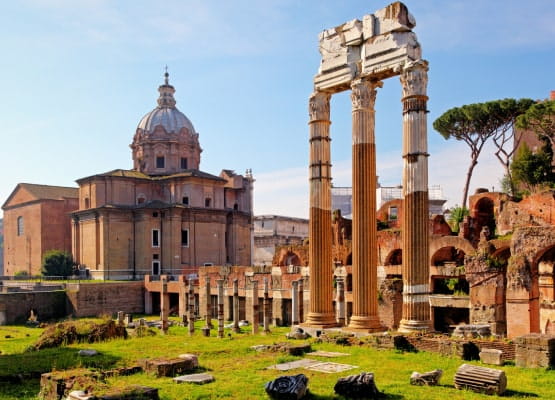 La Via Francigena  sont des ruines romaines et de palais des Papes