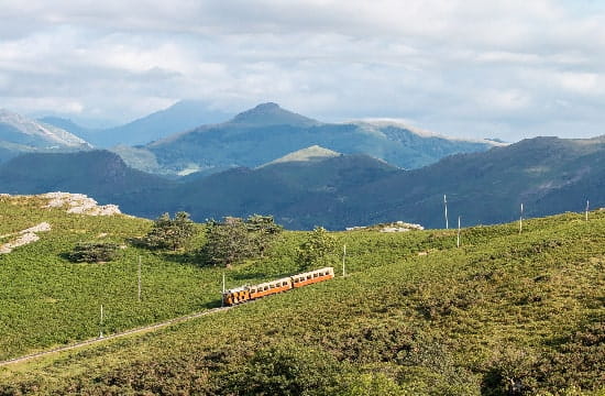 Le train de la Rhune en pleine montagne. 