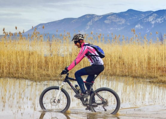 Une femme qui fait du vélo dans un étang