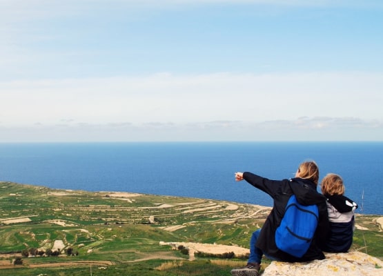 Une maman montre la vue à son fils