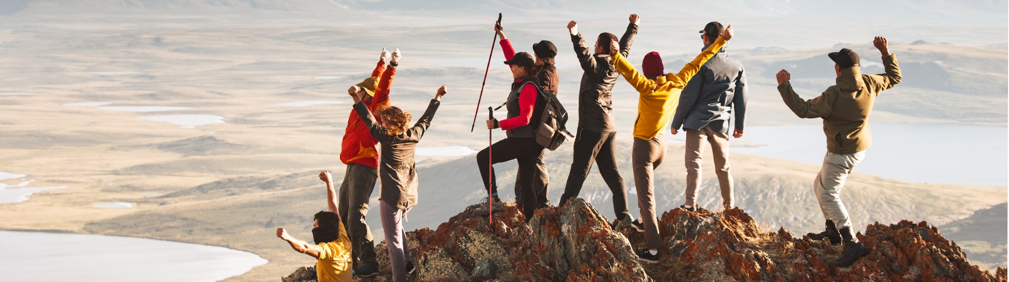 un groupe de randonneurs sur le pic de la montagne