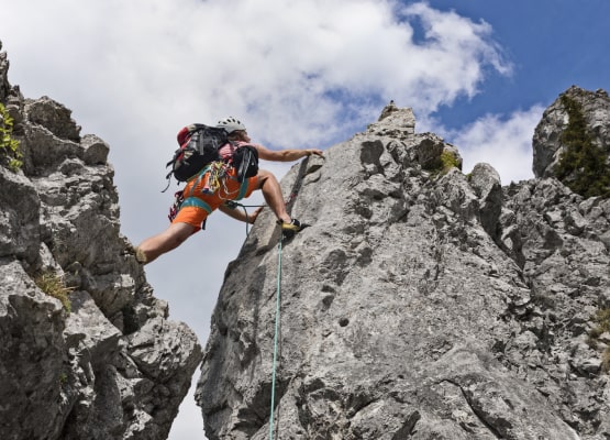 un homme qui escalade