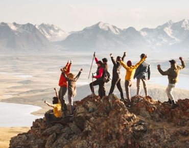 un groupe de randonneurs sur le pic de la montagne