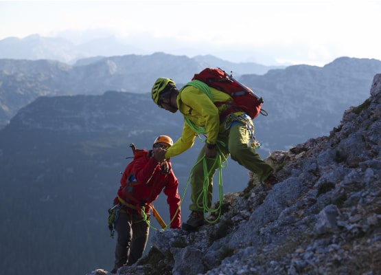 2 personnes qui montent la montagne