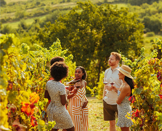 Des personnes qui tiennent un verre de vin