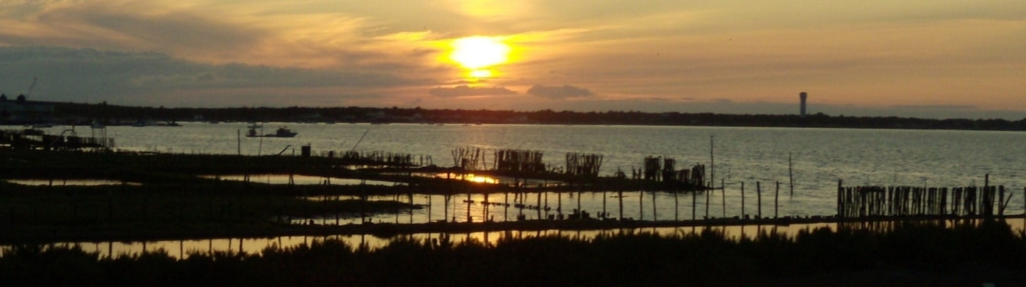Un coucher de soleil sur les marécages de l'île de ré 