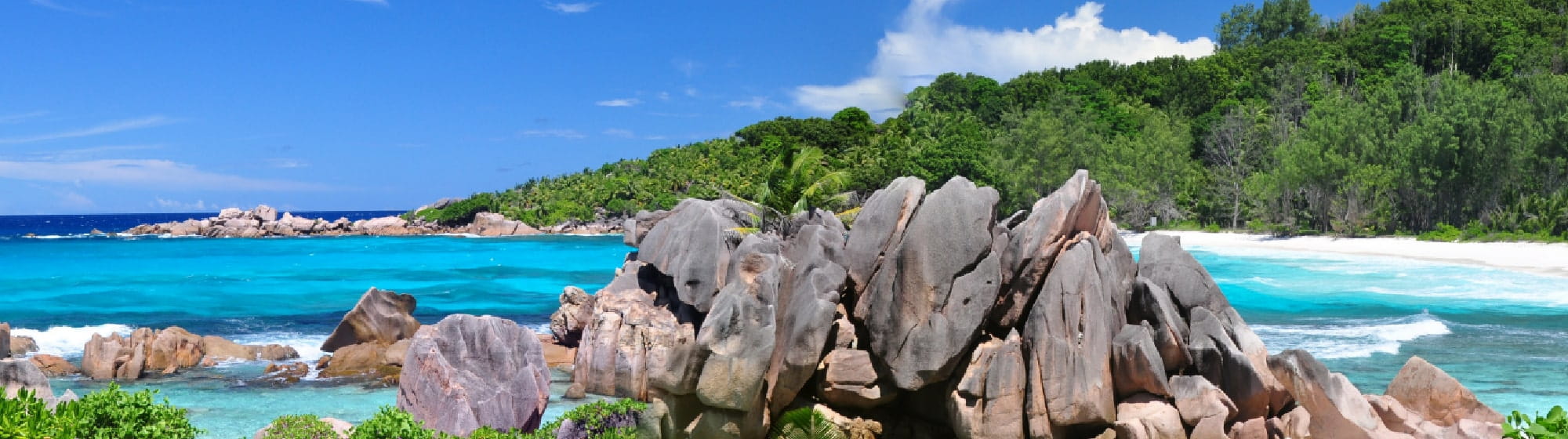 Image de plage avec des rochers et une eau cristaline. 