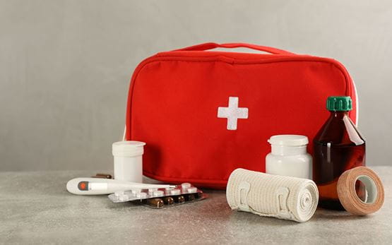 La trousse de secours rouge