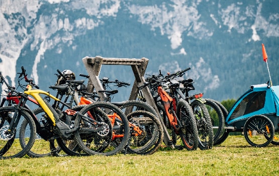 Des vélos posés devant une montagne. 