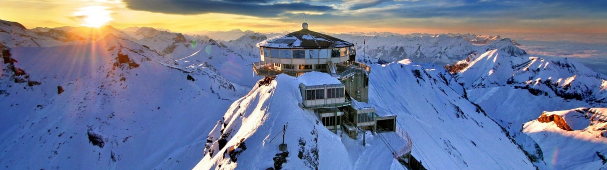 Un restaurant qui est au sommet de la montagne 