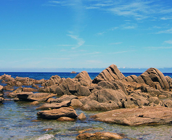 des rochers au bord de mer