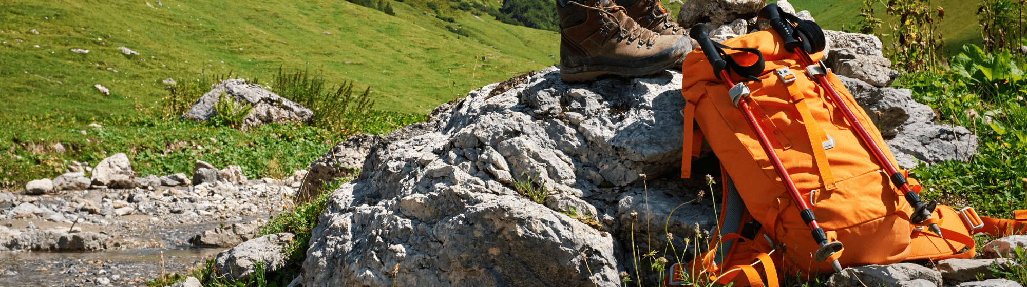 affaires de randonnée posées sur un rocher