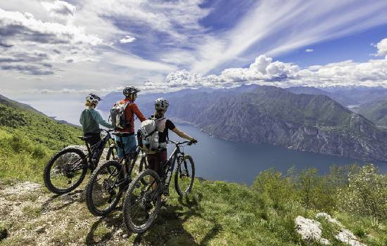 Trois cyclistes contemplant une vue. 