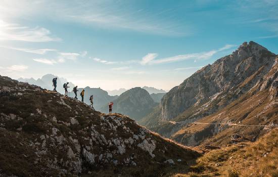 Un groupe de personne faisant une randonnée en pleine montagne. 