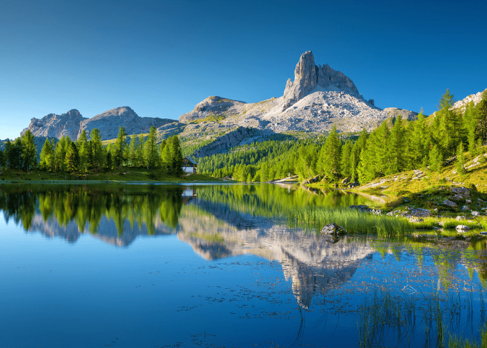 Une vue sur la montagne et le lac