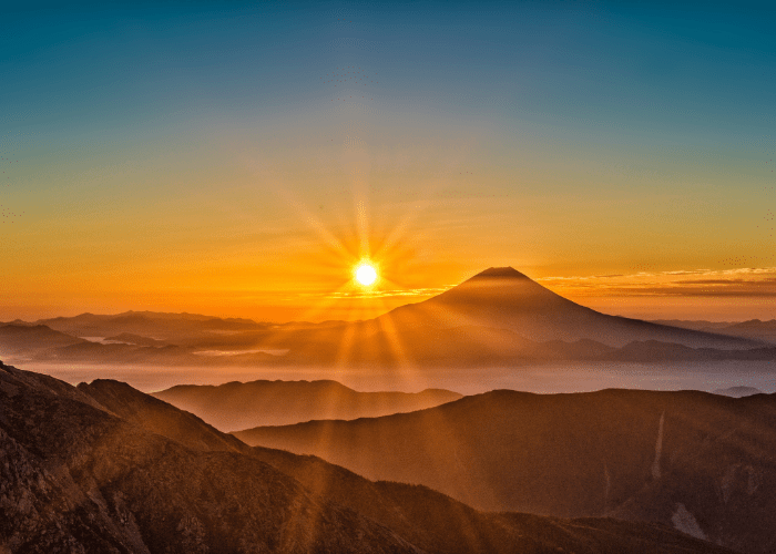 Un coucher de soleil sur les montagnes