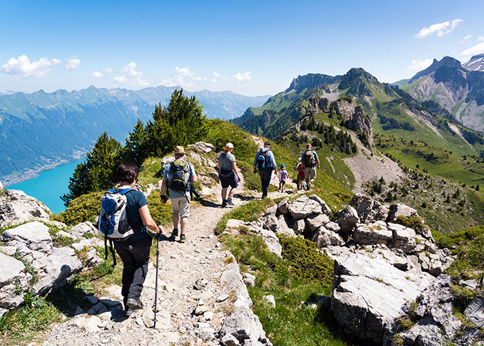 Des personnes qui font de la randonnée en montagne