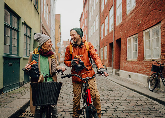 Un homme et une femme à vélo