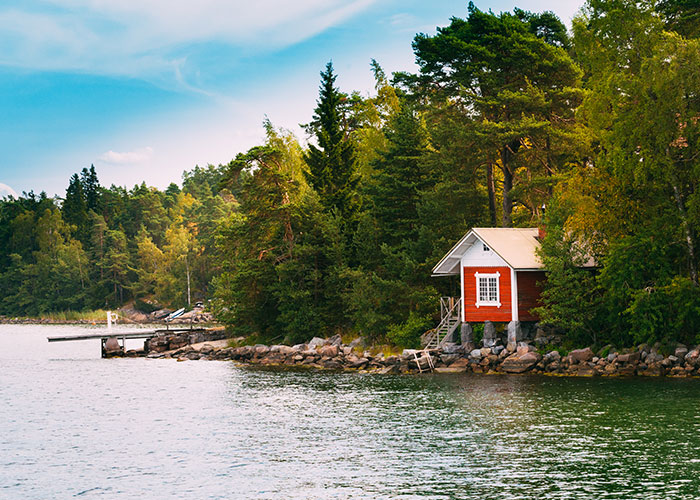 Une cabane rouge au bord de la rivière