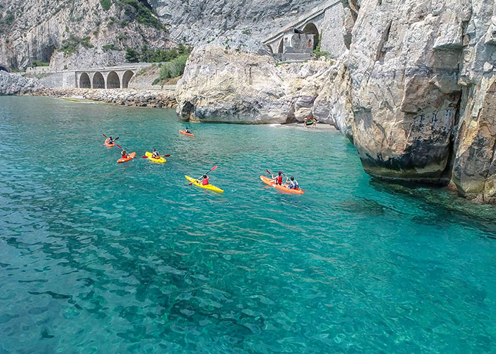 Des canoe kayak dans l'eau