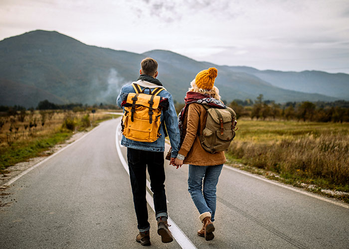 Un couple qui se tient la main sur une route