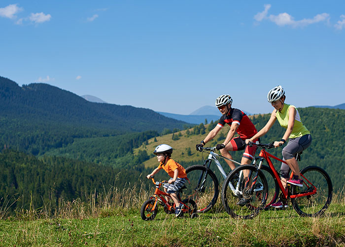 Une famille qui fait du vélo en montagne